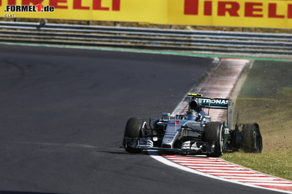 Foto zur News: Rosberg fällt auf den zehnten Platz zurück, weil er sich eine ganze Runde lang an die Box zurückschleppen muss, Ricciardo nur auf den dritten. Bitter für den Deutschen: Die zwischenzeitlich schon eroberte &quot;virtuelle&quot; WM-Führung ist damit hinfällig.