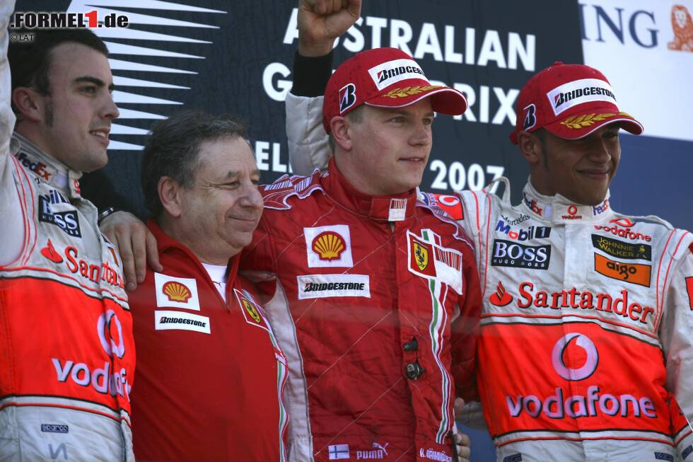 Foto zur News: Und McLaren sollte die Wahl nicht bereuen: Bereits in seinem ersten Rennen in Australien fährt der Debütant auf das Podium und kann dabei sogar mit Starpilot Alonso mithalten. Mit Rang drei ist Hamilton auch der erste Pilot seit Jacques Villeneuve 1996, der gleich beim Debüt an der Champagnerzeremonie teilnehmen darf.