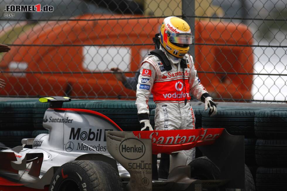 Foto zur News: Die zweite Saisonhälfte 2007 ist geprägt von Rückschlägen und Ärgernissen. Auf dem Nürburgring verpasst er nach einem Fahrfehler im Regen erstmals die Punkte, danach gipfelt der teaminterne Streit in Ungarn mit Alonsos Blockade im Qualifying, und schließlich verspielt der Brite sogar noch den fast sicher geglaubten Titel. Beim vorletzten Rennen in China führt Hamilton souverän, bevor er seine Chancen im &quot;Kiesbett des Grauens&quot; vergräbt. Am Ende ist Kimi Räikkönen der lachende Dritte, weil Hamilton in Brasilien nur Siebter wird.