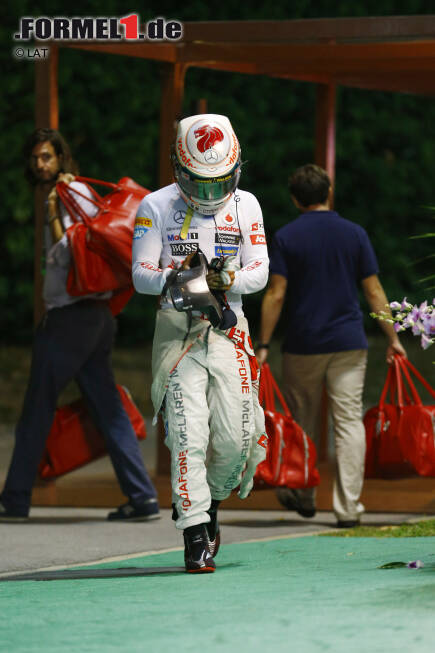 Foto zur News: Auch 2012 reicht es wieder einmal nur zu Platz vier in der WM, und Hamilton gerät ins Grübeln, ob McLaren noch der richtige Platz für ihn ist. Als er in Singapur durch einen technischen Defekt wieder einmal in Führung liegend ausfällt, fasst er den Entschluss, das Team zu verlassen. Nach 14 Jahren unter McLaren-Flagge zieht es ihn schließlich zu Mercedes.