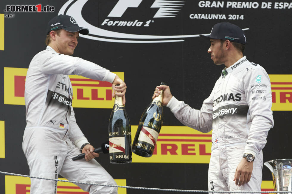 Foto zur News: 2014 ist das Jahr der Silberpfeile. Red Bull darf drei Rennen gewinnen, den Rest krallen sich Hamilton und Teamkollege Nico Rosberg souverän. Besonders zu Beginn fahren die beiden der Konkurrenz auf und davon und scheinen sich in den ersten Rennen auch noch gut zu verstehen...