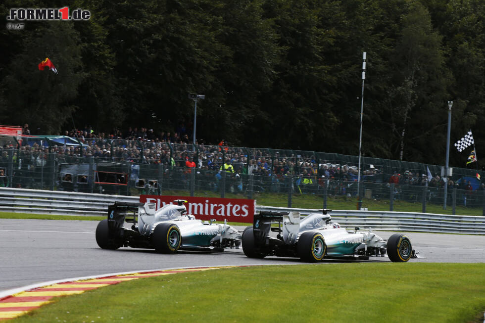 Foto zur News: Doch für die Stimmung ist erneut Monaco der Knackpunkt. Weil Rosberg in der Qualifikation einen Fehler macht und gelbe Flaggen auslöst, wird Hamilton um seine Pole-Chance gebracht, was diesem sauer aufstößt. Während Mercedes versucht, das Gröbste zu kitten, ist die Atmosphäre spätestens nach der Kollision von Spa vergiftet.