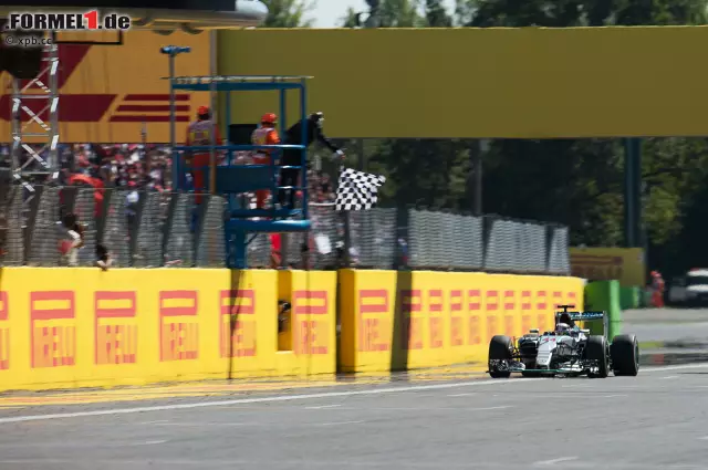 Foto zur News: 53. Runde: Hamilton fährt als Erster über die Ziellinie, 25,042 Sekunden vor Vettel. Aber alles wundert sich über die merkwürdigen Funksprüche von Renningenieur Peter Bonnington: "Lewis, gib nochmal Gas. Warum, das erklären wir dir später." Hamilton, immer noch ahnungslos, funkt bei der Zieldurchfahrt: "Das war nicht cool!" Für den Fall einer Strafe sollten es mehr als 25 Sekunden Vorsprung sein.