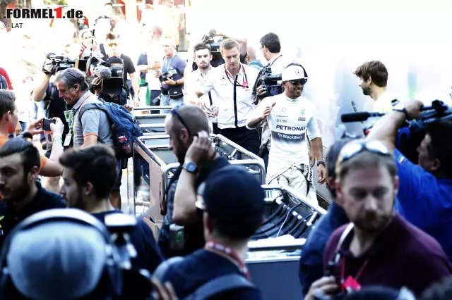 Foto zur News: ... und wird freigesprochen: Hamilton verlässt den Paddock von Monza als Sieger, fast drei Stunden nach der Zieldurchfahrt. Und meint, in Anspielung auf seine neue Frisur: "Blondes have more fun!"