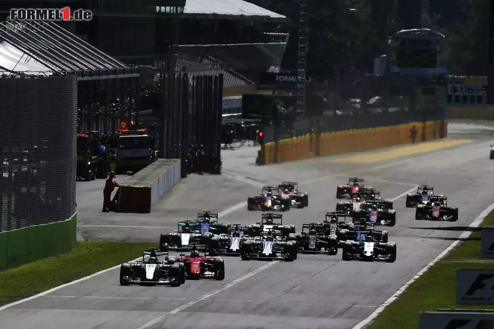 Foto zur News: Der Start: Räikkönen schläft und fällt zum Leidwesen der Tifosi auf den letzten Platz zurück, steht dabei auch noch dem hinter ihm losgefahrenen Rosberg im Weg, während sich Vettel im Windschatten an Hamilton heransaugt, ...