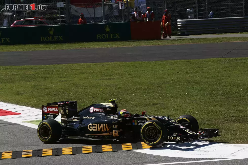 Foto zur News: Zwei Wochen nach dem Podium von Spa-Francorchamps wird Lotus auf den Boden der Tatsachen zurückgeholt: Sowohl Romain Grosjean als auch Pastor Maldonado scheiden wegen Kollision in der zweiten Runde aus.