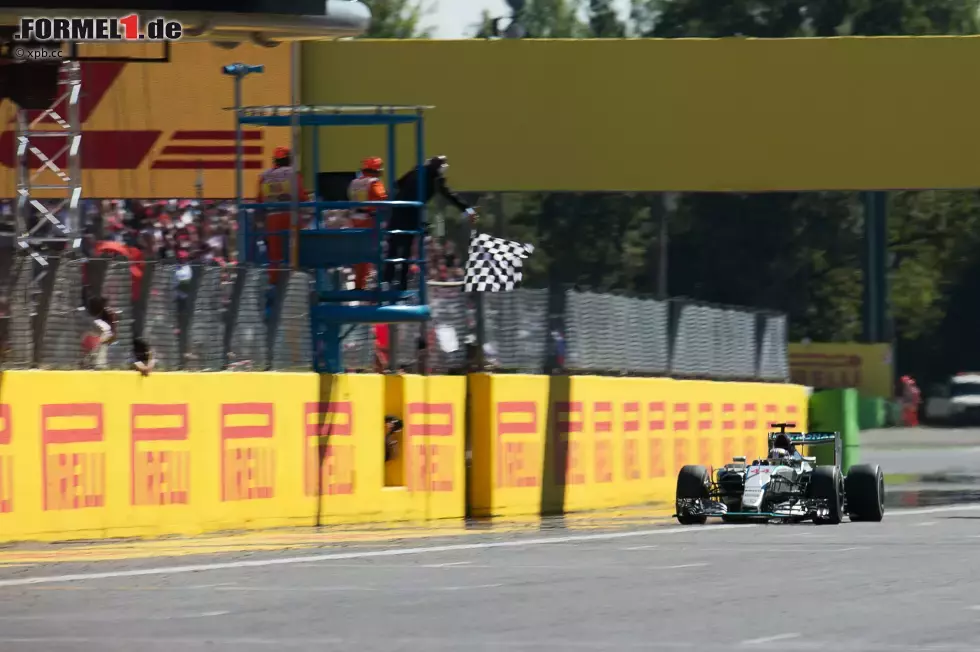 Foto zur News: 53. Runde: Hamilton fährt als Erster über die Ziellinie, 25,042 Sekunden vor Vettel. Aber alles wundert sich über die merkwürdigen Funksprüche von Renningenieur Peter Bonnington: &quot;Lewis, gib nochmal Gas. Warum, das erklären wir dir später.&quot; Hamilton, immer noch ahnungslos, funkt bei der Zieldurchfahrt: &quot;Das war nicht cool!&quot; Für den Fall einer Strafe sollten es mehr als 25 Sekunden Vorsprung sein.