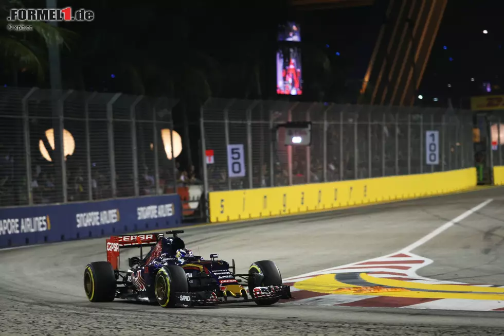 Foto zur News: Max Verstappen bleibt am Start stehen, wird in die Box geschoben - und nimmt das Rennen mit einer Runde Rückstand auf. Trotzdem sollte es für ihn noch ein positiver Abend werden.