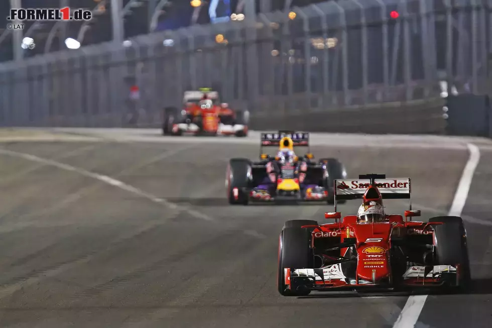 Foto zur News: Nach der vollen Distanz von 61 Runden (und 2:01 Stunden) gewinnt Vettel 1,5 Sekunden vor Ricciardo und 17,2 Sekunden vor Räikkönen. Rosberg wird Vierter, Bottas Fünfter, Kwjat Sechster.