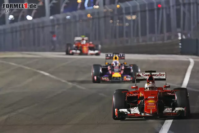 Foto zur News: Nach der vollen Distanz von 61 Runden (und 2:01 Stunden) gewinnt Vettel 1,5 Sekunden vor Ricciardo und 17,2 Sekunden vor Räikkönen. Rosberg wird Vierter, Bottas Fünfter, Kwjat Sechster.