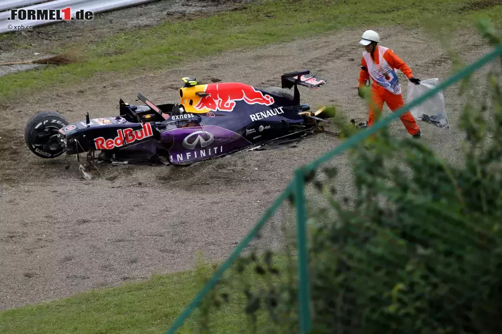 Foto zur News: Horror-Crash im Qualifying, ein Jahr nach dem Bianchi-Unfall, nur zwei Kurven weiter: Daniil Kwjat kommt mit zwei Reifen aufs Gras, verliert seinen Red Bull außer Kontrolle und überschlägt sich spektakulär. &quot;Ein Anfängerfehler&quot;, gibt er später zu. Und verhindert damit in Q3 Zeitenverbesserungen im zweiten Versuch.