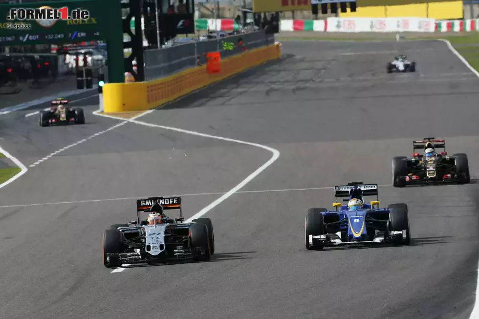 Foto zur News: Suzuka 2015 ist auch ein Rennen der spannenden Kämpfe im Mittelfeld (was die Weltregie dazu veranlasst, diese zu zeigen und das siegreiche Mercedes-Team bis auf sechs Minuten fast komplett auszublenden). Hervorzuheben ist die Leistung von Nico Hülkenberg: Der Force-India-Pilot legt mit einem guten Start den Grundstein für seinen späteren sechsten Platz.