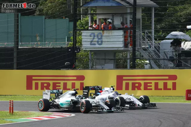 Foto zur News: Im Kampf um Platz drei kommt Bottas vier Runden vor Rosberg zum ersten Boxenstopp und verhindert so einen "Undercut". Aber auf der Strecke kann er sich nicht lange wehren. Rosbergs Manöver in der Schikane lobt sogar Mercedes-Sportchef Toto Wolff später als "großartig". Dabei wird der Deutsche am Funk immer wieder ermahnt, auf die Temperatur seiner Antriebseinheit zu achten.