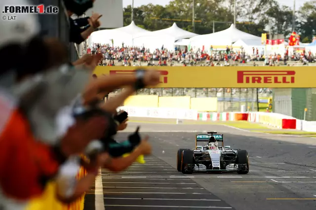 Foto zur News: Hamilton fährt nach 53 Runden mit 18,9 Sekunden Vorsprung auf Rosberg, 20,8 auf Vettel und 33,7 auf Räikkönen über die Ziellinie. Es ist nach 2007 erst sein zweiter Sieg in Suzuka. Und der beschert ihm in der Weltmeisterschaft 48 Punkte Vorsprung (fast zwei Siege) auf Rosberg - bei fünf noch zu fahrenden Rennen.