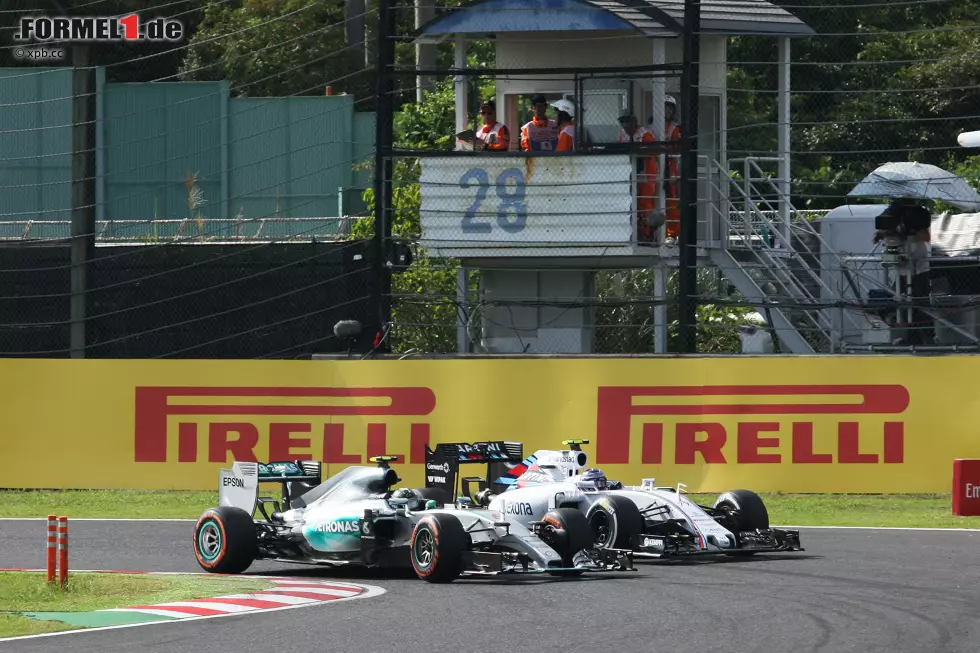 Foto zur News: Im Kampf um Platz drei kommt Bottas vier Runden vor Rosberg zum ersten Boxenstopp und verhindert so einen &quot;Undercut&quot;. Aber auf der Strecke kann er sich nicht lange wehren. Rosbergs Manöver in der Schikane lobt sogar Mercedes-Sportchef Toto Wolff später als &quot;großartig&quot;. Dabei wird der Deutsche am Funk immer wieder ermahnt, auf die Temperatur seiner Antriebseinheit zu achten.