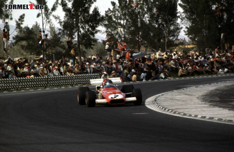 Foto zur News: 1970 steht der Grand Prix von Mexiko kurz vor der Absage. Rund 200.000 Zuschauer wollen sich das Rennen nicht entgehen lassen. Als die Menschenmenge stellenweise sogar bis auf die Rennstrecke drängt, müssen die Fahrer ermahnend einschreiten, um überhaupt starten zu können. Das Chaos aber geht weiter. Jackie Stewart (Tyrrell) erwischt im Rennen einen auf die Strecke gelaufenen Hund. Mit gebrochener Radaufhängung ist der Schotte aus dem Kampf um den Sieg draußen. Jacky Ickx (Ferrari) gewinnt vor Teamkollege Clay Regazzoni und Denny Hulme (McLaren). Das Verhalten der Zuschauer aber hat Folgen: Der Grand Prix von Mexiko verschwindet für 15 Jahre aus dem Formel-1-Kalender.