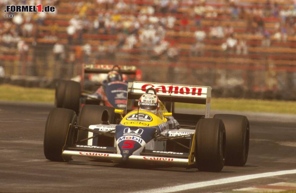 Foto zur News: Ein Jahr später sorgt die Peraltada-Kurve für einen Abbruch und Neustart des Grand Prix von Mexiko 1987. Arrows-Pilot Derek Warwick crasht in der gefürchteten Rechtskurve vor Start/Ziel und bewirkt damit eine Zweiteilung des Rennens. Sieger wird Nigel Mansell (Williams), obwohl er bei Überfahrt der Ziellinie nach 63 Runden hinter Teamkollege Nelson Piquet liegt. Weil Mansell aber in den ersten 31 Runden bis zu Warwicks Unfall genügend Vorsprung herausgefahren hatte, ist er nach Kombination der beiden Rennteile der Sieger vor Piquet und Riccardo Patrese (Brabham).