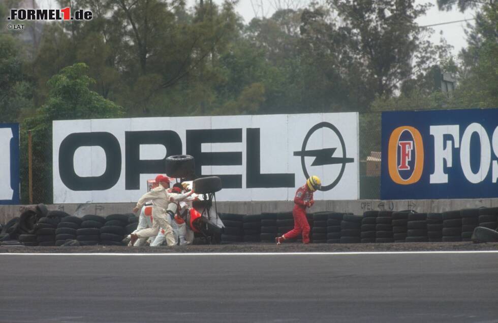 Foto zur News: 1991 wird Ayrton Senna die Peraltada um ein Haar zum Verhängnis. Im Qualifying dreht sich der Brasilianer am Steuer seines McLaren im Scheitelpunkt der Kurve, weil er im Bemühen, mehr Schwung in Richtung Start/Ziel mitzunehmen, einen Gang heruntergeschaltet hat. Sennas Bolide schlägt nach einem wilden Ritt durchs Kiesbett in den Reifenstapeln ein und bleibt mit der Cockpitöffnung nach unten liegen. Der Weltmeister steigt unverletzt aus und beendet das Rennen tags darauf auf Platz drei hinter Sieger Riccardo Patrese (Williams) und dessen Teamkollege Nigel Mansell.