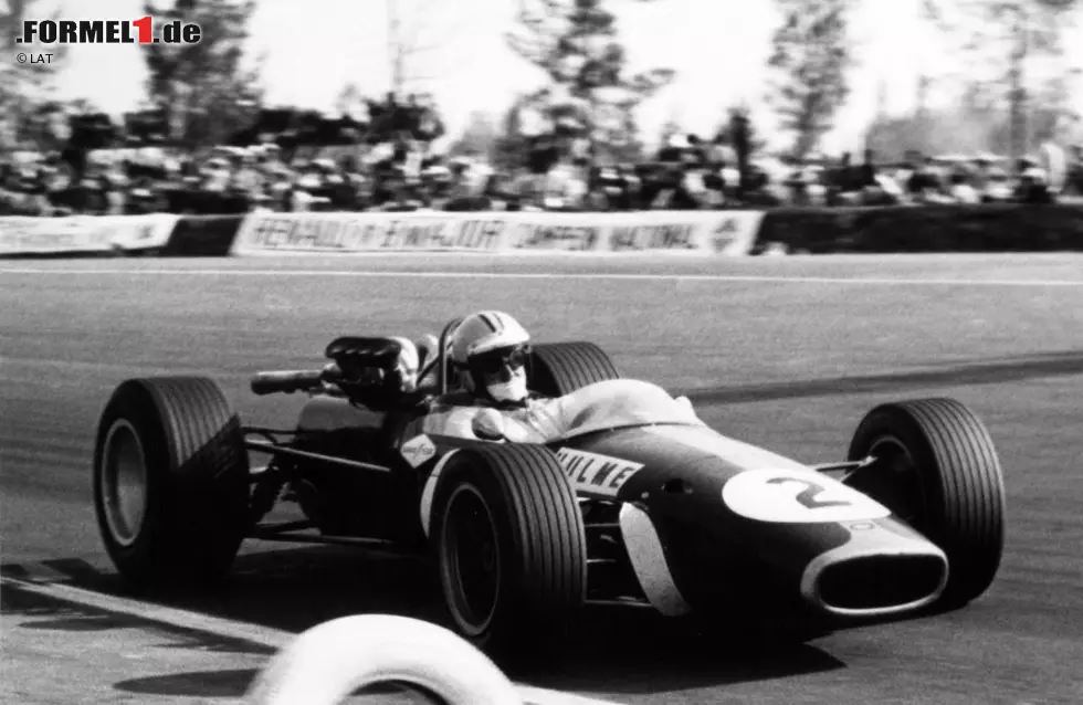 Foto zur News: 1967 sieht der Grand Prix von Mexiko, der ist einmal mehr das Saisonfinale darstellt, zum zweiten Mal nach 1964 die Entscheidung im Titelkampf. Denny Hulme bringt seinen Brabham hinter Sieger Jim Clark (Lotus) und dem eigenen Teamkollegen und Boss Jack Brabham als Dritter ins Ziel und krönt sich damit zum Champion. Bis heute ist Hulme der einzige Formel-1-Weltmeister aus Neuseeland.