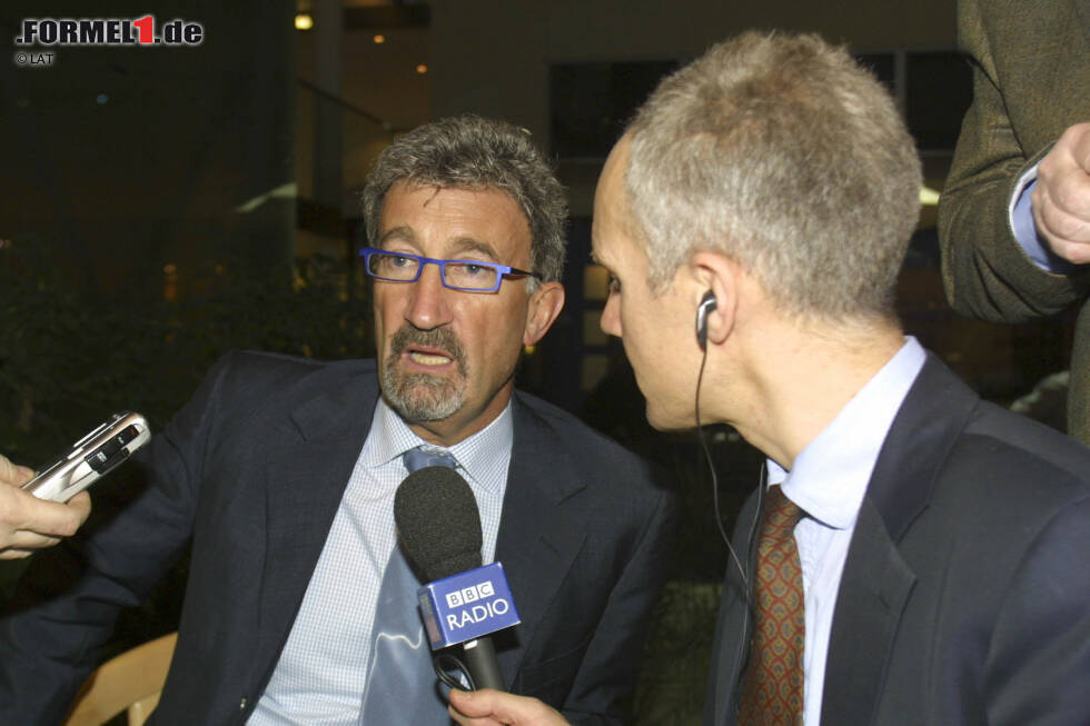 Foto zur News: Doch vor allem die finanziellen Schwierigkeiten machen dem Team in diesen Jahren zu schaffen. 2003 verklagt Eddie Jordan in seiner Verzweiflung sogar die Telekommunikationsfirma Vodafone auf 150 Millionen Pfund. Der Vorwurf: Man habe einen mündlichen Vertrag geschlossen, den Vodafone gebrochen habe. Die Briten steigen stattdessen groß bei Ferrari ein. Zwei Monate später zieht Jordan seine Anschuldigungen zurück, womit das Schicksal des Teams quasi besiegelt ist.