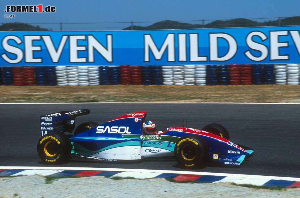 Foto zur News: 1994 folgt der Aufschwung: Die Ergebnisse des Teams, bei dem Barrichello und Irvine nun Stammpiloten sind, stabilisieren sich deutlich und gleich beim zweiten Saisonrennen in Aida gelingt dem Brasilianer der erste Podiumsplatz in der Geschichte des Teams. In Belgien holt der spätere Ferrari-Pilot und mehrfache Grand-Prix-Sieger im gleichen Jahr auch noch die erste Pole-Position für Jordan. Mit 28 Punkten beendet man die Saison erneut auf Platz fünf der Konstrukteurs-Wertung.