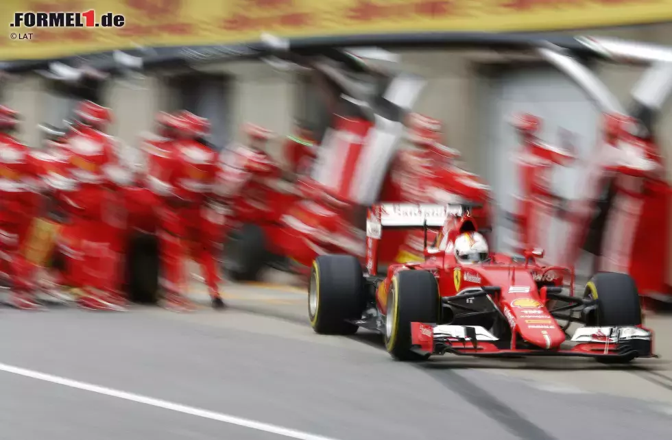 Foto zur News: Vettels Aufholjagd beginnt holprig, mit einem verpatzten Boxenstopp (6,6 Sekunden) in der siebten Runde. Ferrari setzt auf eine aggressive Zweistoppstrategie und hofft auf ein Safety-Car - in Montreal ausnahmsweise vergebens.