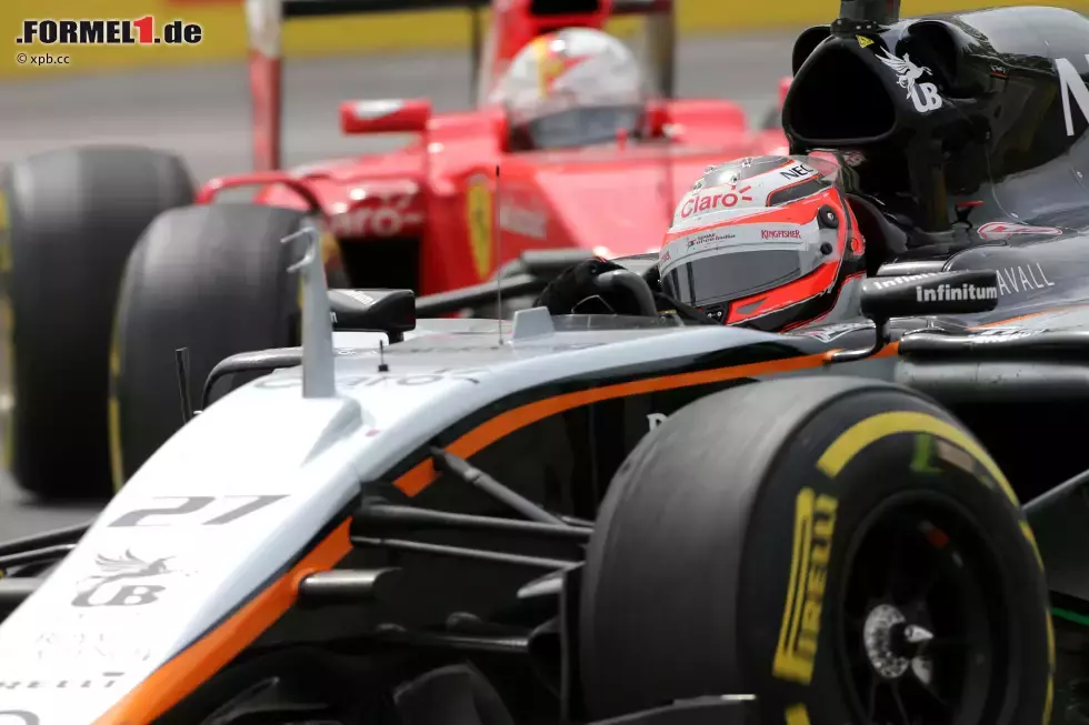 Foto zur News: Lange Zeit verteidigt sich Hülkenberg dank Mercedes-Power geschickt gegen Vettel, dann muss er den siebten Platz aber doch abgeben, als sich Vettel in der Zielschikane so brutal neben ihn setzt, dass der Force India ins Schleudern gerät. Aber Hülkenberg macht seinem Landsmann keinen Vorwurf: &quot;Ich hätte Sebastian gleich vorbeilassen sollen, er hätte mich sowieso früher oder später gekriegt.&quot;