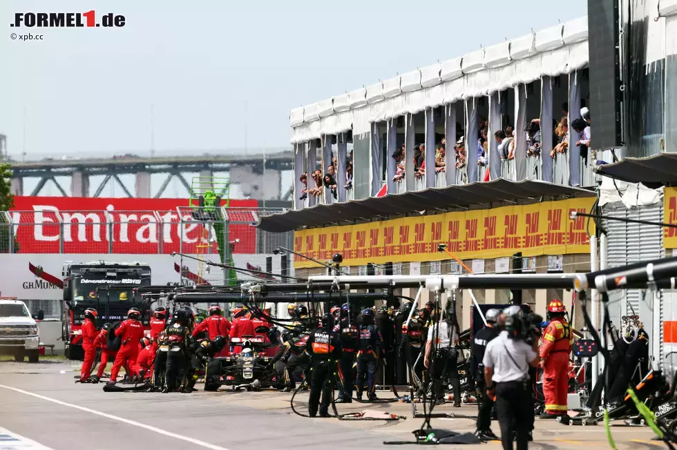 Foto zur News: Romain Grosjean außer Rand und Band: Der Lotus-Fahrer verliert den möglichen fünften Platz, als er Will Stevens beim Überrunden über die Nase fährt. Dass er die Schuld zunächst beim Manor-Marussia-Rookie sieht, stuft die Rennleitung als geistige Verwirrtheit ein und brummt ihm fünf Sekunden Zeitstrafe auf. Trotzdem reicht&#039;s zu einem WM-Punkt.