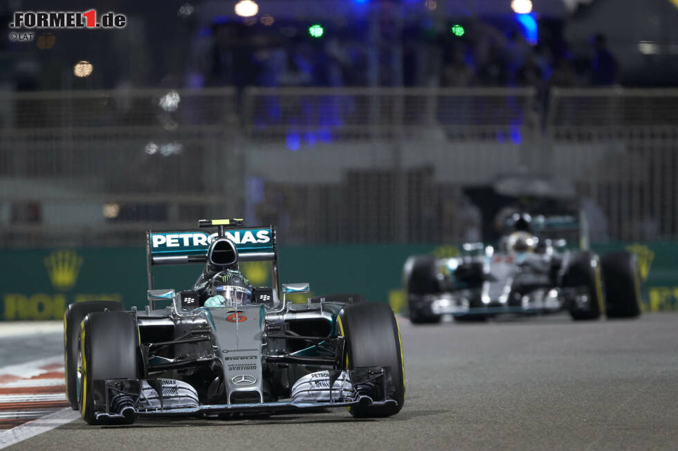 Foto zur News: November 2015: Nach dem Titelgewinn ist bei Hamilton die Luft raus und Rosberg bestimmt die Rennen in Mexiko, Brasilien und Abu Dhabi - so überholt er auch noch Sebastian Vettel, der zwischenzeitlich Rang zwei in der WM-Gesamtwertung erobert hat. Der Brite betont seinerseits, mit harten Bandagen angegangen worden zu sein: &quot;In Interlagos hat er mir keinen Platz gelassen. Damit hatte ich gerechnet. Ich hätte es genauso gemacht.&quot; Dazu kommt es zu Spannungen, als er sich spontane Strategieexperimente wünscht, um den Teamkollegen zu attackieren, dafür aber von seinem Renningenieur Rüffel erhält.