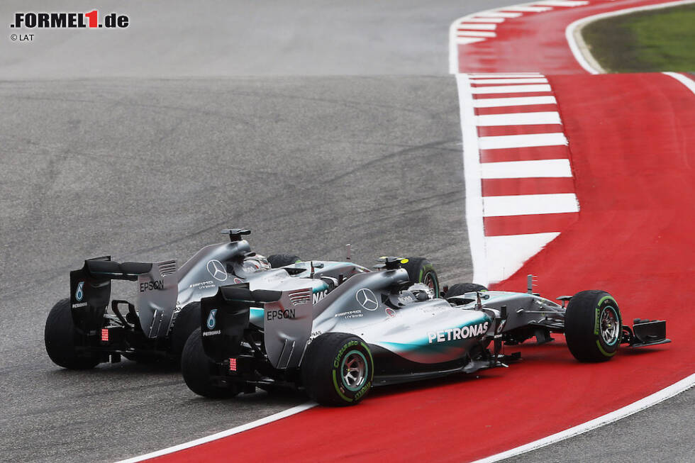 Foto zur News: Der Grund: Rosberg fährt erneut auf Pole-Position, doch Hamilton hält in der ersten Kurve rigoros rein. Um einen Crash, der dem Aggressor deutlich mehr geholfen hätte, zu vermeiden, macht der Deutsche die Lenkung auf, räubert über den Randstein und fällt zurück. Anschließend fliegen nebst fairer Gratulation zum Titel die Giftpfeile: &quot;Dass mich mein Teamkollege extra verhungern lässt und sogar so weit geht, dass er in mich reinfährt, ist ein Schritt zu weit&quot;, klagt Rosberg und legt nach: &quot;Er war zu aggressiv.&quot; Hamilton ist trotz Kritik der Teamführung und eine Entschuldigung im Funk unbeeindruckt.