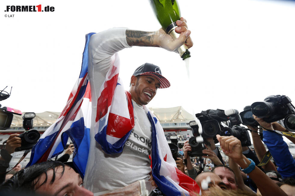 Foto zur News: In Austin ist die Messe dann gelesen: Hamilton krönt sich mit einem Sieg unter schwierigen Bedingungen zum dritten Mal in einer Formel-1-Karriere zum Weltmeister, doch die WM-Party - auf der Rosberg &#039;Livin&#039; On a Prayer&#039; trällert und der zu feiernde Champion sich nach einer Viertelstunde praktisch wortlos verzieht - steigt erst nach der heftigsten Kontroverse des Jahres 2015...