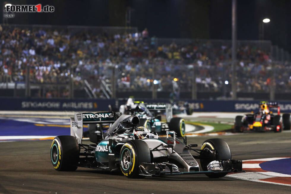 Foto zur News: September 2015: Mercedes zieht gegen Ferrari in Singapur erstmals ohne besondere Rennumstände den Kürzeren, als Vettel haushoch überlegen siegt. Was noch niemand ahnt: Das Rennen markiert im internen Kampf um die Vormacht bei Mercedes die Trendwende. Die Silberpfeile setzen auf eine Änderung der Radaufhängungsgeometrie am Rosberg-Auto und haben damit den Wagen nach den Wünschen des Wiesbadeners modifiziert, was sich in der Endphase der Saison noch zeigen wird.  Stand der Dinge nach Singapur: Hamilton 252 Punkte, Rosberg 211.