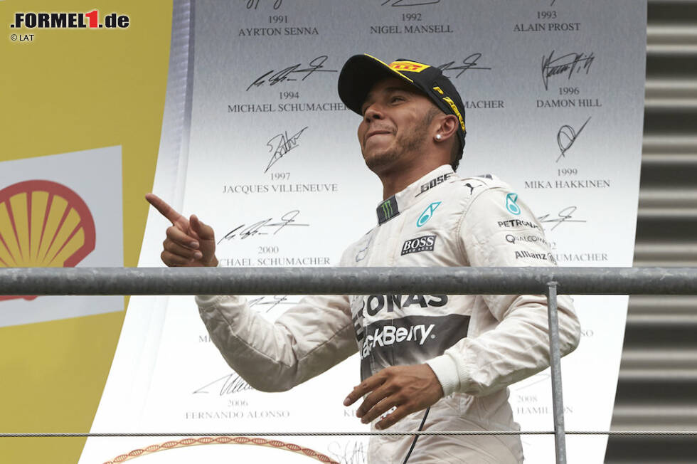 Foto zur News: Juni bis September 2015: Lewis Hamilton ist im Qualifying nicht zu schlagen. Er holt sieben Pole-Positions in Serie und münzt vier davon in Grand Prix-Siege um. In Österreich zeigt sich aber, dass er und Nico Rosberg zunehmend nervöser werden, als beide im Zeittraining patzen. Für zusätzliche Würze im Duell sorgt Sebastian Vettel, der mit Ferrari immer näher an Mercedes heranrückt und dafür sorgt, dass sich die Ex-Kumpels nicht nur auf ihr Duell konzentrieren können. Stand der Dinge nach Italien: Hamilton 202 Punkte, Rosberg 181.