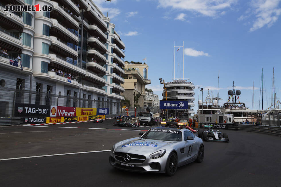 Foto zur News: In Monaco ist dann auch Fortuna auf Rosbergs Seite - oder doch das Mercedes-Team? Auf dem Stadtkurs kommt es zu einem strategischen Fauxpas bei Hamilton, als die Silberpfeile ihn während einer Safety-Car-Phase gegen Rennende unnötigerweise an die Box zu holen. Folge: Der Champion büßt zwei Plätze ein, verzweifelt im Leitplankendschungel am Heck der Konkurrenz, Rosberg erbt den Erfolg und rückt in der Gesamtwertung so nahe an den Stallrivalen heran, wie er es im weiteren Verlauf der Saison nicht mehr schaffen wird. Stand der Dinge nach Monaco: Hamilton 126 Punkte, Rosberg 116.