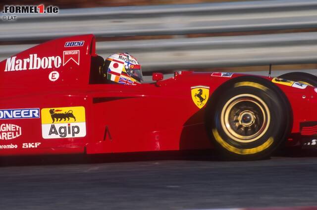 Foto zur News: Gerhard Bergers Friedenshelm (1995): Beim Portugal-Grand-Prix 1995 ging der Österreicher mit der Aufschrift "No more war in the world" ("Kein Krieg mehr auf der Erde") ins Rennen. Auf dem Helm waren die Flaggen verschiedener Staaten zu sehen, auf dem oberen Teil die seines Heimatlandes Österreichs.