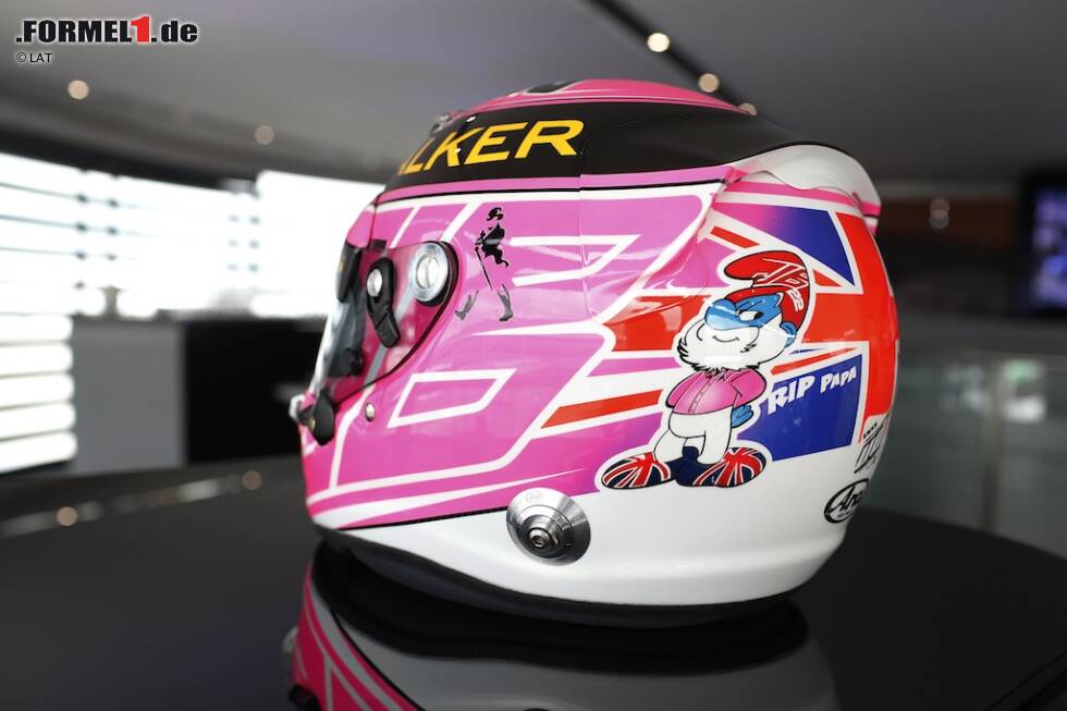 Foto zur News: Jenson Button (2014): In früheren Jahrzehnten wäre es mindestens mutig gewesen, einen pinken Helm zu fahren. Für den McLaren-Star hat der Lack, den er seit dem Großbritannien-Grand-Prix 2014 verwendet, einen ernsten Hintergrund. Er ist eine Anspielung auf die bevorzugte Hemdfarbe seines Anfang des Jahres 2014 verstorbenen Vaters John. Das Motto: &quot;Pink for Papa&quot;. Und der &quot;Papa Schlumpf&quot; darf natürlich auch nicht fehlen.