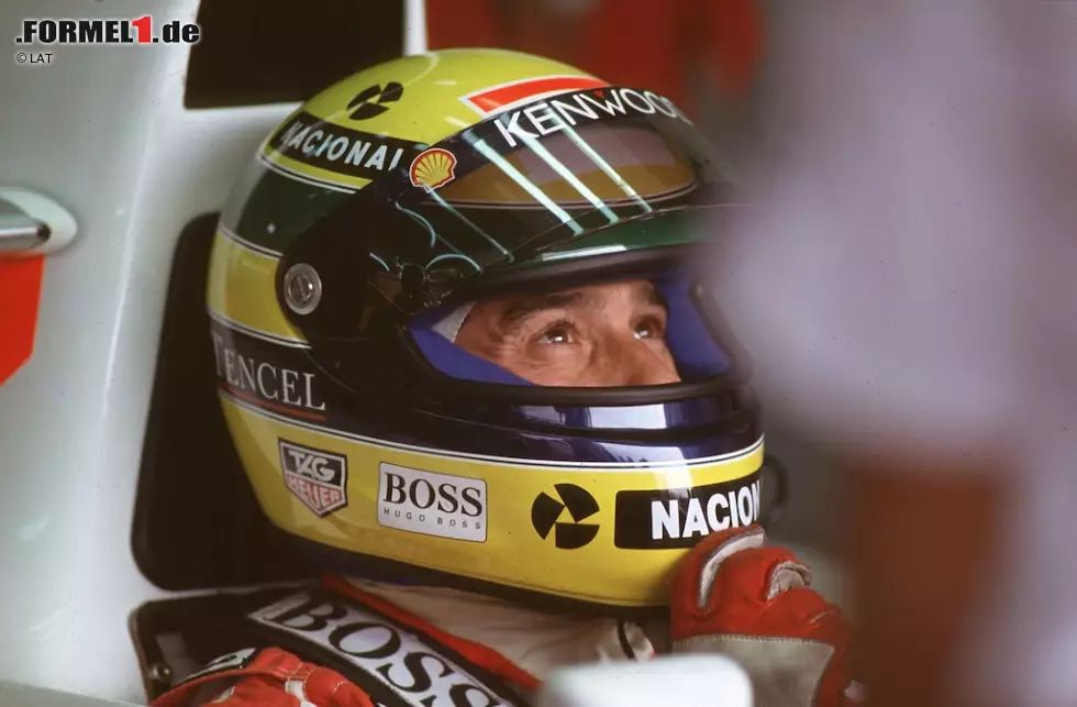 Foto zur News: Ayrton Senna: Seine Karriere begann der Brasilianer mit einem weißen Helm ohne jede Zierde, später entschied er sich für ein leuchtendes Gelb mit einem blauen und einem grünen Streifen - aus der Feder eines gewissen Sid Mosca, der auch für Emerson Fittipladi und Nelson Piquet arbeitete. Aggressivität und Bewegung waren die Leitmotive, ganz nebenbei auch ein Tribut an die Flagge seines Heimatlandes.