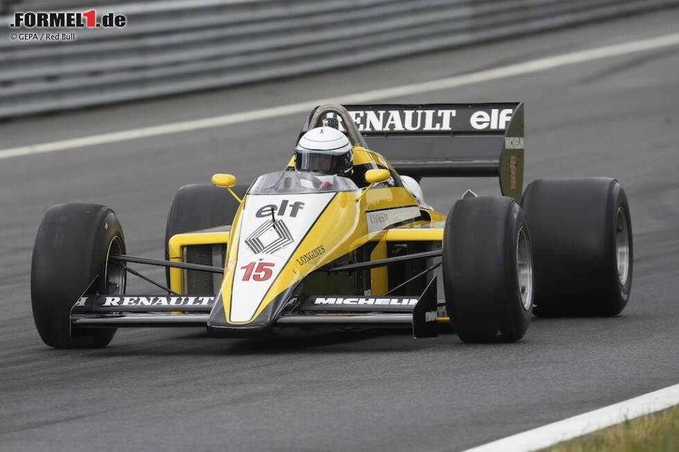 Foto zur News: Drei Jahre - nämlich von 1981 bis 1983 - im Einsatz war die Baureihe RE30 von Renault. Gefahren von Alain Prost, Rene Arnoux und Eddie Cheever schrammte die Werkskonstruktion des Gerard Larousse knapp an WM-Titeln vorbei, brachte den &quot;Professor&quot; jedoch erstmals in der Formel 1 auf die Siegerstraße. Der 1,5-Liter-V6-Turbo mit dem legendären Namen &quot;Gordini&quot; war dafür bekannt, in Kombination mit dem Chassis Piloten mit sauberem Fahrstil zu bevorzugen. Ein gefundenes Fressen für Prost.