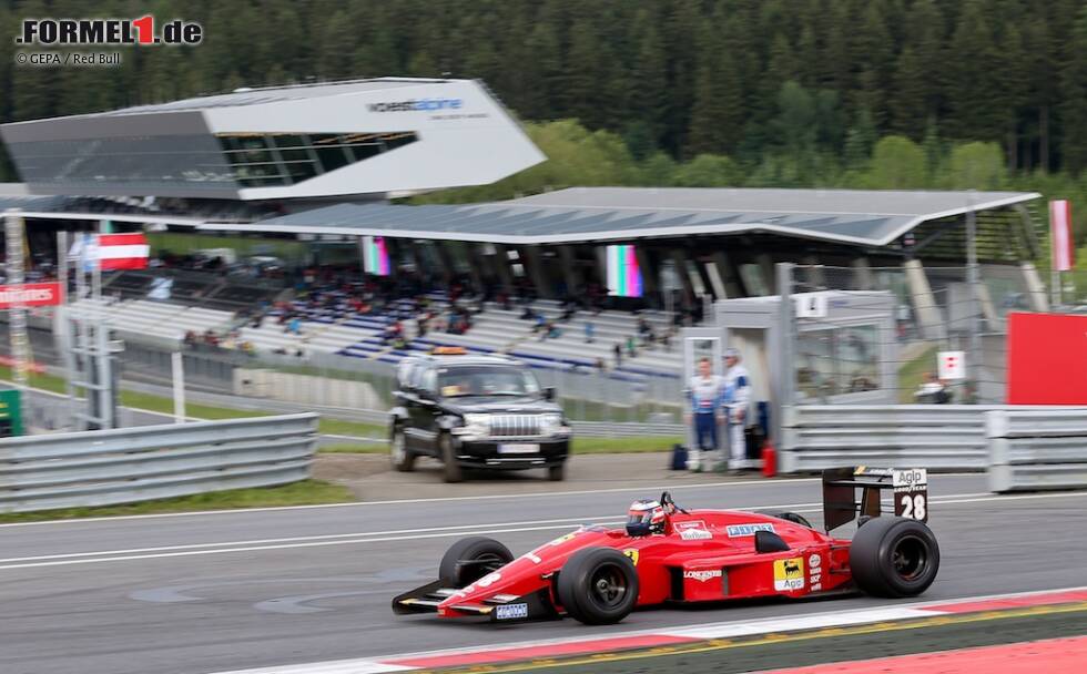 Foto zur News: Ein Werk des Gustav Brunner, wenn auch kein besonders zuverlässiges: Der Ferrari F1/88C aus dem Jahre 1988 war mit einem aus Kevlar und Kohlestoff gebauten Chassis ein Leichtgewicht: 542 Kilogramm. 2,5 Bar Turboladung feuerten Gerhard Berger und Michele Alboreto nach vorne, wenn denn nicht...