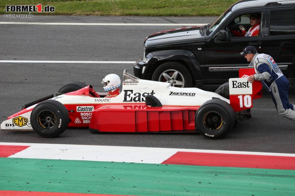 Foto zur News: Chris Murphy und Heinz Zollner? Heute keine klingenden Namen mehr, aber 1987 die Macher des Zakspeed 187, der Martin Brundle und Christian Danner genau zwei WM-Punkte bescherte. 933 PS in der Spitze sorgten für Vortrieb, übrigens aus einer Eigenentwicklung. Auch der Bolide aus Niederzissen blieb sich beim Comeback auf dem Red-Bull-Ring treu, streikte schon bei der Generalprobe - und wurde vor der großen Legendenparade wieder eingemottet.