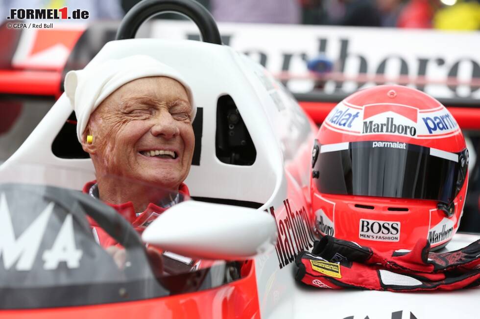 Foto zur News: Zurück in seinem Weltmeister-Auto von 1984, da hat Niki Lauda gut Lachen gehabt: Der McLaren MP4/2, direkter Vorgänger und das Basismodell des von Alain Prost wieder zum Leben erweckten MP4/2B, war nicht nur wegen seines Kohlenstoff-Monocoques in seiner Ära das Maß der Dinge.