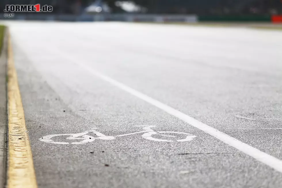 Foto zur News: Sebastian Vettel (Ferrari): &quot;Melbourne hat eine schöne Strecke, die allerdings aus öffentlichen Straßen besteht. Das macht es schwierig, denn die Oberfläche ist sehr wellig. Daher muss man das Auto weicher als auf anderen Strecken abstimmen, damit es die Bodenwellen bestmöglich schluckt.&quot;