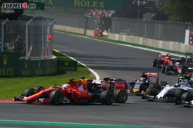 Foto zur News: Dafür scheppert's weiter hinten: Sebastian Vettel (Ferrari) lässt Daniel Ricciardo (Red Bull) im Duell um Platz vier (hinter Daniil Kwjat) zu wenig Platz. Die Rennleitung spricht keine Strafe aus, bewertet die Kollision als Rennunfall. Ricciardo kann unbeschadet weiterfahren, ...