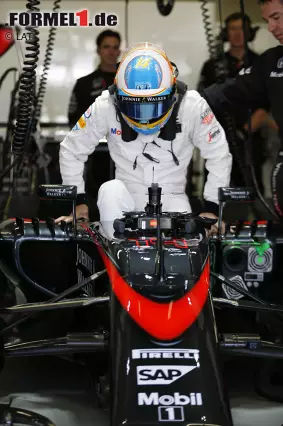 Foto zur News: Zu dem Zeitpunkt bereits ausgestiegen: Fernando Alonso. Der McLaren-Pilot weiß schon vor dem Start, dass sein Honda-Motor nicht halten wird, und erzählt das auch seinem größten Fan, König Juan Carlos. An den Start geht er "nur für die tollen Fans".