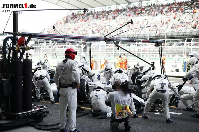 Foto zur News: Valtteri Bottas und Felipe Massa (Williams) eröffnen in der achten beziehungsweise neunten Runde die Boxenstopps. Erster Verdacht: Die neue Strecke ermöglicht eine Einstoppstrategie. Dem ist nicht so, aber der frühe Reifenwechsel sollte sich für Williams trotzdem lohnen - weil die Medium-Reifen nach dem Boxenstopp schneller sind als die abgefahrenen Soft-Pirellis der direkten Konkurrenz.