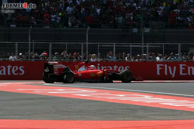 Foto zur News: Vettel liegt nach Brechstangen-Aufholjagd schon an elfter Stelle, als er sich in der 17. Runde dreht. Nach seinem Crash in der 51. Runde, auf Rang zwölf liegend, ist der Spuk endgültig vorbei. Der Ferrari-Pilot ärgert sich: "Unser Tempo war gut. Ich hätte die Mercedes vielleicht ärgern können."