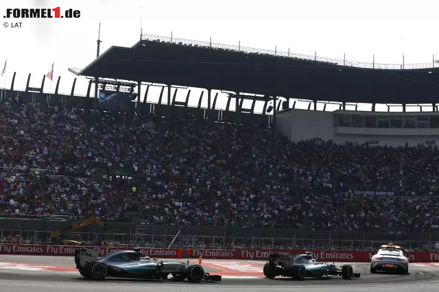 Foto zur News: Kein Grand Prix ohne Mercedes-Kontroverse: Weil der Vorsprung auf Verfolger Kwjat mit fast einer halben Minute groß genug ist, wechselt der Silberpfeil-Kommandostand auf "Plan B" und holt Rosberg in der 46. Runde zu einem zusätzlichen Sicherheitsstopp. Hamilton muss logischerweise folgen - wittert aber seine große Chance und lässt die Crew eine Runde lang stehen, bevor er doch überzeugt werden kann. Technikchef Paddy Lowe ärgert sich: "Das war nicht korrekt von Lewis." Im Nachhinein betrachtet wäre Hamiltons Alleingang ohnehin nicht aufgegangen. Nach der Safety-Car-Phase wäre er als Führender mit viel zu alten Reifen Kanonenfutter für die Verfolger gewesen.