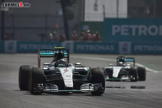 Foto zur News: Das große Finish: Hamilton macht mit schnellsten Runden Druck, Rosberg reagiert und verlässt, wie schon in Austin, die Strecke. Sein Glück, dass Hamilton just im gleichen Moment das gleiche Missgeschick passiert. Hamilton stichelt bei der FIA-PK: "Diesmal gab's keine Windböen." Die hat Rosberg in Austin als Erklärung für seinen rennentscheidenden Fehler strapaziert.