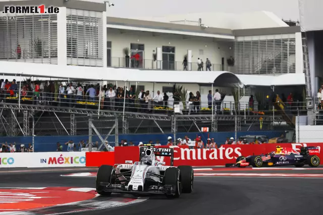 Foto zur News: Bottas gewinnt das Duell um Platz drei gegen Kwjat, fährt mit 14,5 Sekunden Rückstand auf Rosberg über die Ziellinie und 2015 zum zweiten Mal nach Montreal aufs Podium. Auffällig: Es ist wieder eine bremsenmordende Strecke, auf der der Finne zuschlägt.