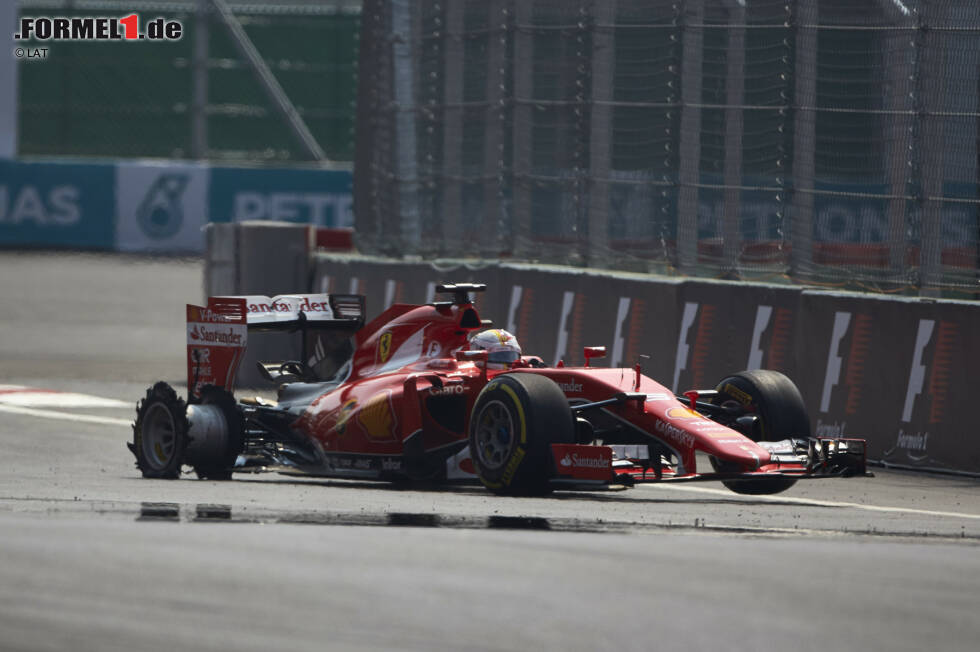 Foto zur News: ... für Vettel aber beginnt ein Fiasko, wie er es in einem Rennen seit Jahren nicht erlebt hat, mit einem aufgeschlitzten rechten Hinterreifen. Nach dem Boxenstopp am Ende der ersten Runde ist er Letzter - und hat über 50 Sekunden Rückstand auf Spitzenreiter Rosberg.